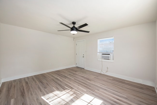 1904 Hampton Ave unit 4, North Charleston, SC 29405 - photo 2