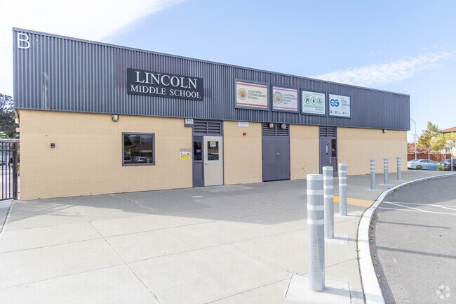 Test scores at Lincoln Middle in Alameda are above average at 10 out 10.