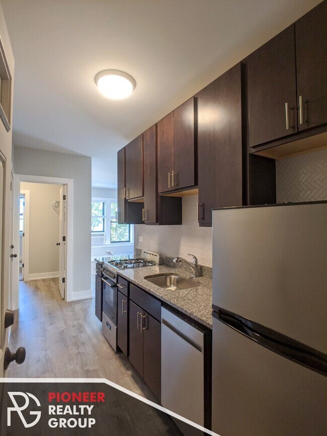 709 W Brompton Ave unit 707-33, Chicago, IL 60657 - photo 2