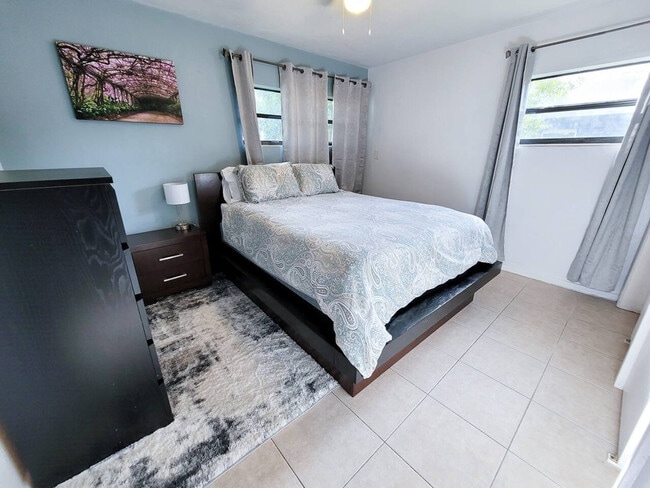 735 SE 4th Ave unit ID1359108P, Gainesville, FL 32601 - photo 2