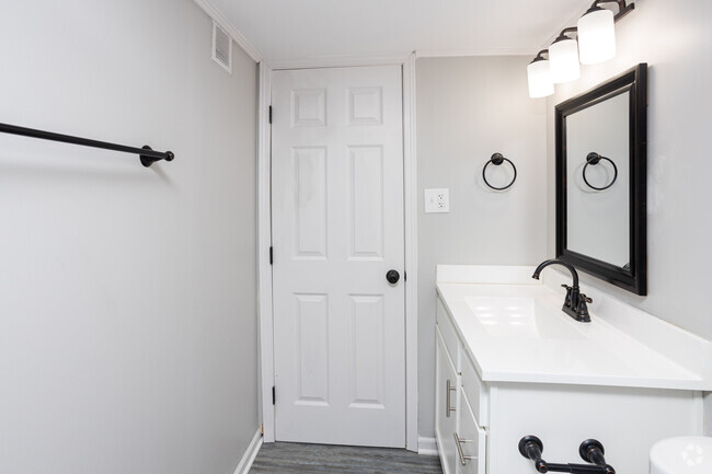 2BR, 1BA - 800 SF - Bathroom
