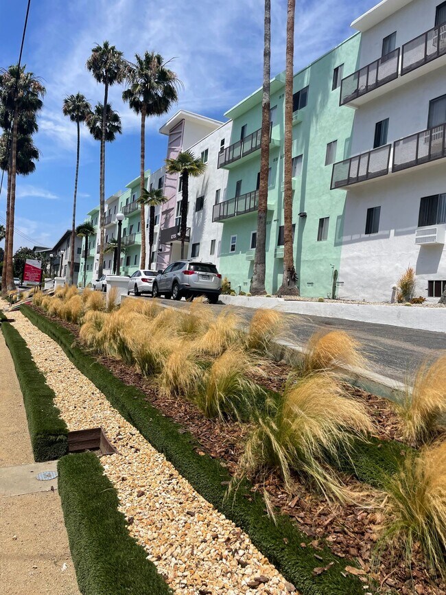 LUXURY LIVING AT AN AFFORDABLE PRICE, Los Angeles, CA 90034 - photo 3