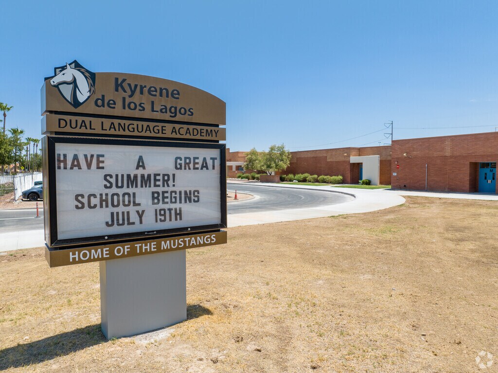 Kyrene de los Lagos School signage.