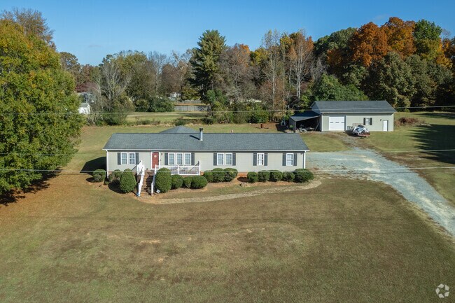 Ranch style houses are one of the most common homes in the Hackett Lake neighborhood.