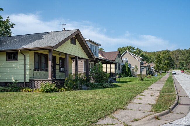 The narrow streets of Norton Park has a variety of homestyles.