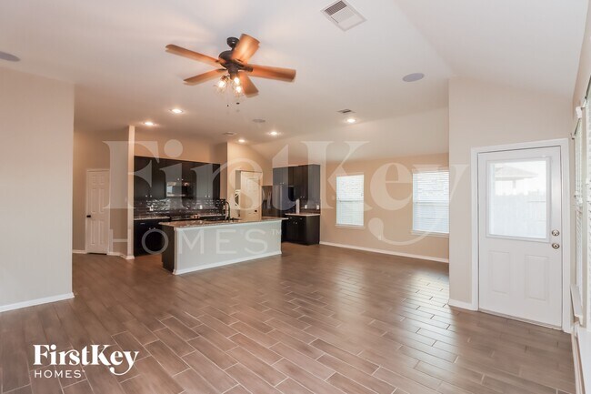 13521 Emerald Mallard Dr, Texas City, TX 77568 - photo 4