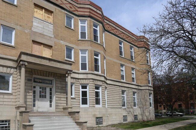 1704 W Sunnyside Ave unit G08C, Chicago, IL 60640 - photo 2