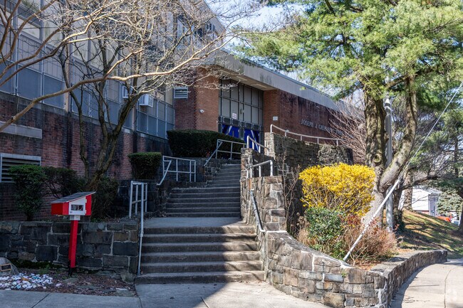 Greenberg Elementary School received a B- rating from Niche.