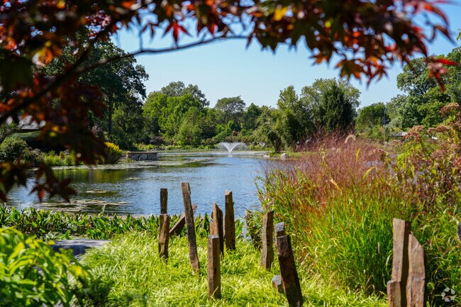 Wellfield Botanic Gardens has a large man made lake as its centerpiece.