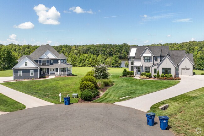 Big homes with large lots are commonplace within the Woodlawn neighborhood.