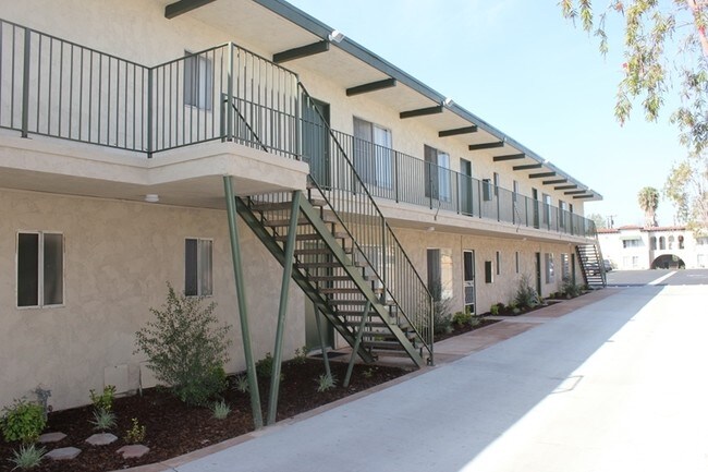 Casa Royale, Bellflower, CA 90706 - photo 4