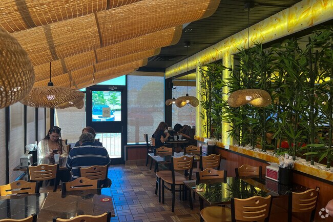 A robot server arrives at a table at Hiro Ramen & Tea in Misty Meadows.