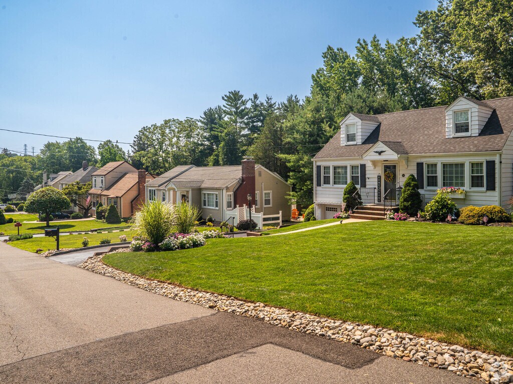 14 Aspen Dr, Caldwell, NJ 07006