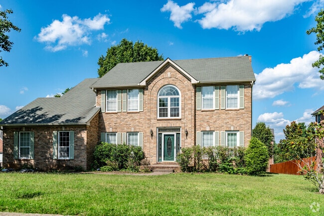 There are large traditional brick homes in the Traceside neighborhood.
