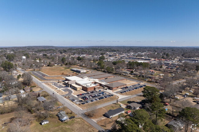 Full campus of Crestline Elementary School in Hartselle Alabama.