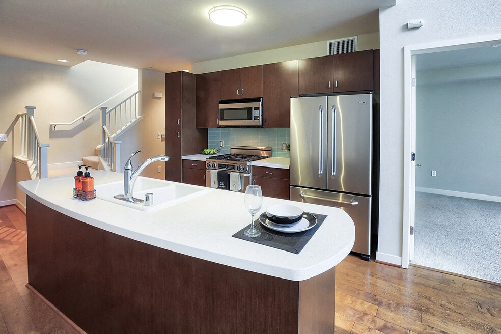 Kitchen islands with quartz countertops