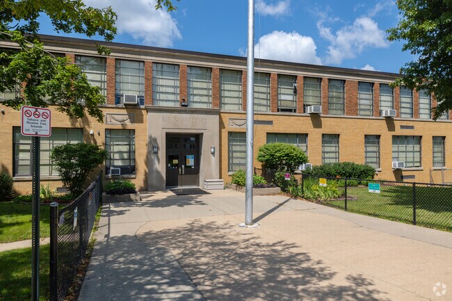 Kenwood Leadership Academy has a 15:1 student to teacher ratio.