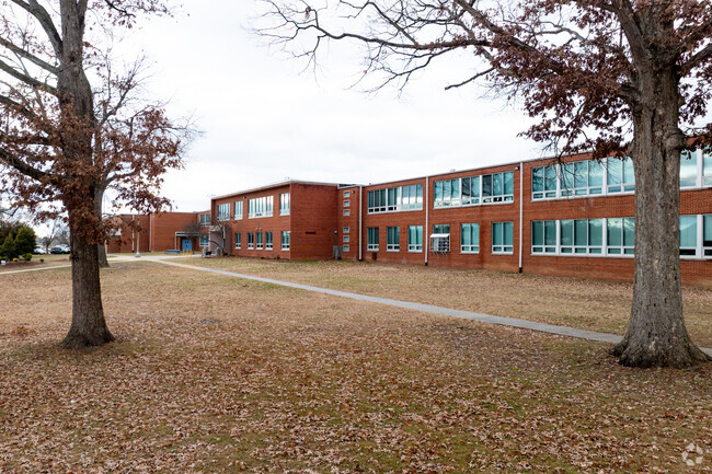 Ross N. Robinson Middle School serves grades 6-8 in the Kingsport City School District.