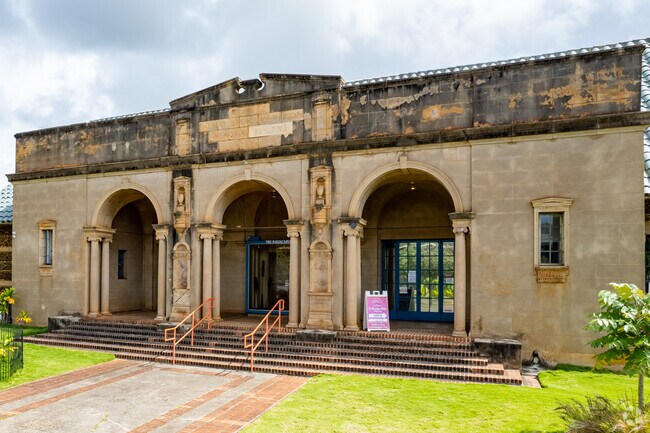The welcoming entrance to the Kauai Museum in Lihue.