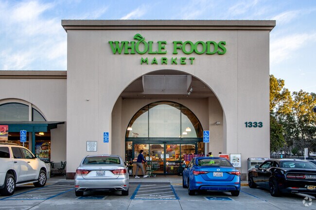 Downtown Lafayette and nearby Walnut creek Whole Foods covers grocery shopping for Peardale Estates residents.