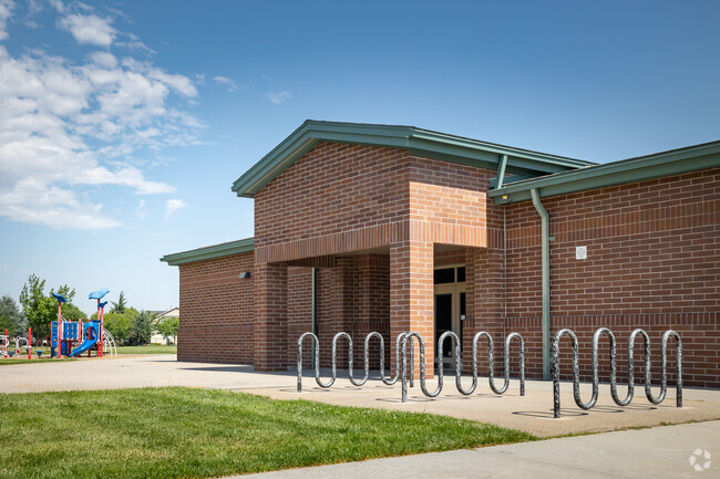 Northwest entrance to Paramount Elementary School.