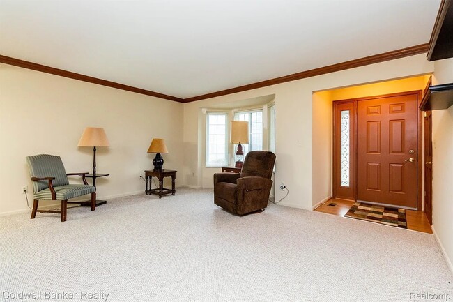 235 Meadow Lane Cir, Rochester Hills, MI 48307 - photo 4