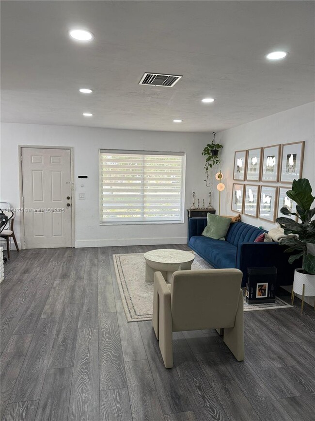 822 NE 8th St, Hallandale Beach, FL 33009