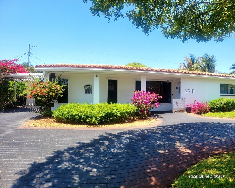 2241 NE 38th St unit Charming 3-Bed, 2-Ba, Lighthouse Point, FL 33064 - photo 1