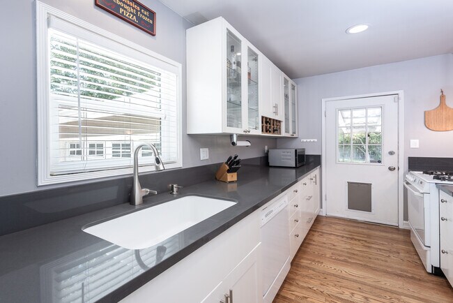 5865 Vesper Ave, Van Nuys, CA 91411 - photo 6