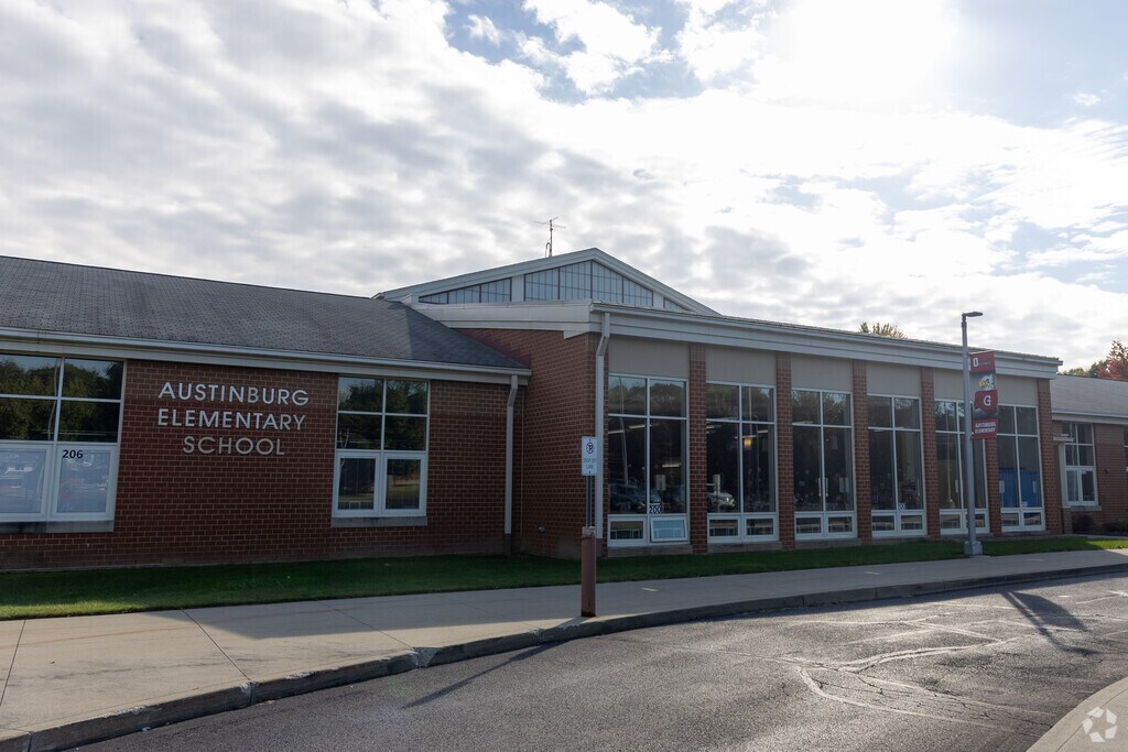 Austinburg Elementary School provides education in the neighborhood of 
Ashtabula County.