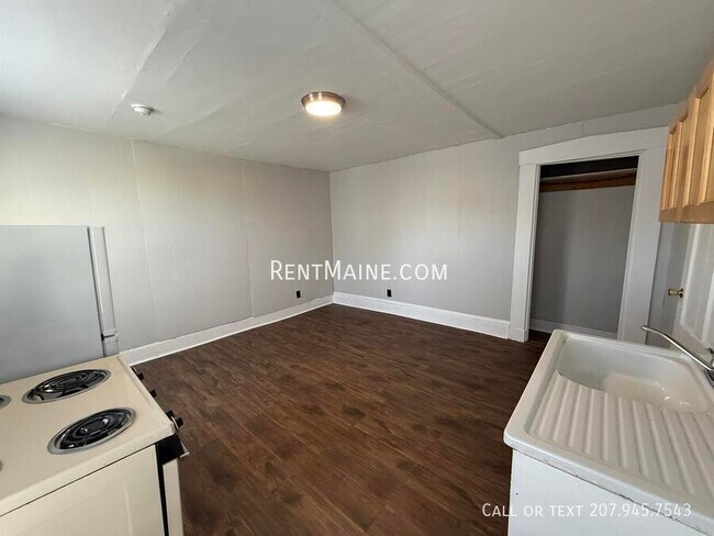 74 Court St unit 4, Bangor, ME 04401 - photo 4