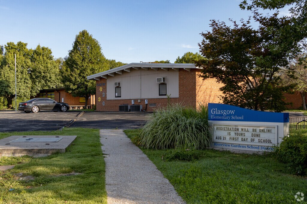 Glasgow Elementary School building in Glasgow Village.