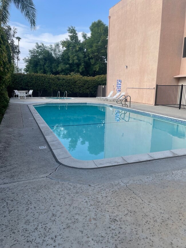 6815 Remmet Ave, Canoga Park, CA 91303