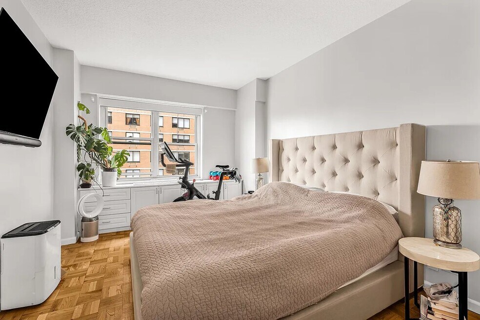 Georgetown Plaza unit 14K, New York, NY 10003 - photo 1