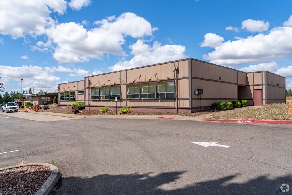 Lacomb School is a public elementary and middle school in Lebanon, Oregon.