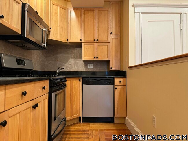191 Winthrop Rd unit 6, Brookline, MA 02445 - photo 4