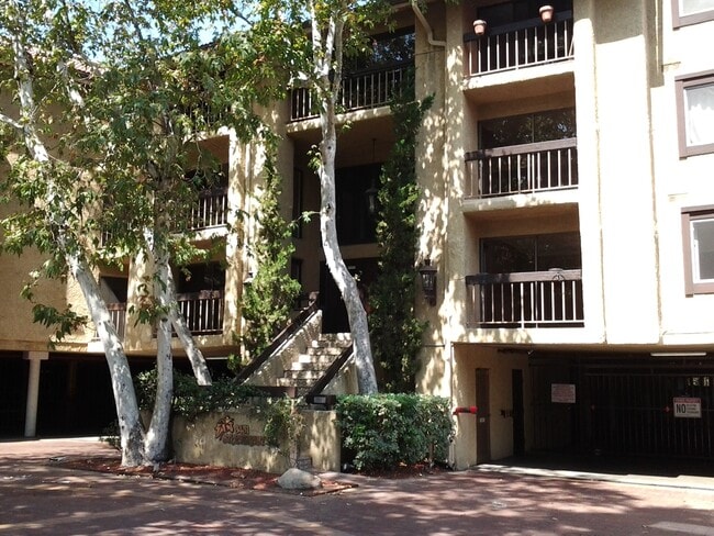 3481 Stancrest Dr, Glendale, CA 91208 - photo 2