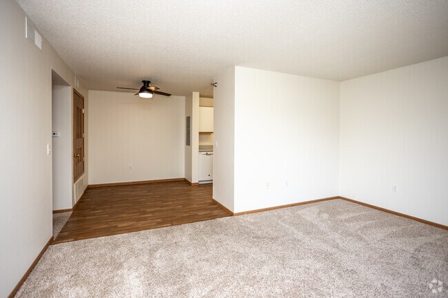 2BR, 1BA - 1,000 SF