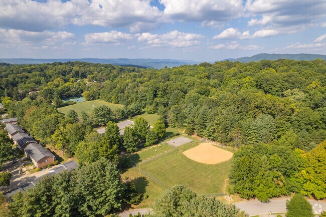 Ellett-Jennelle offers residents access to local parks and recreational facilities.