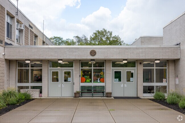 52% of students are at least proficient in math at Noxon Road Elementary School.