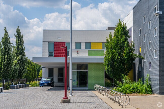 Richardson Middle School has a student-teacher ratio of 16 to 1.