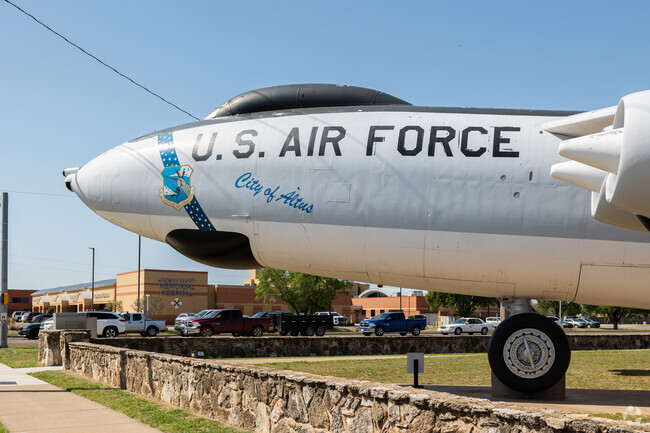 Since the 1940s Altus Air Force Base has been the Altus’ main economic pillar.