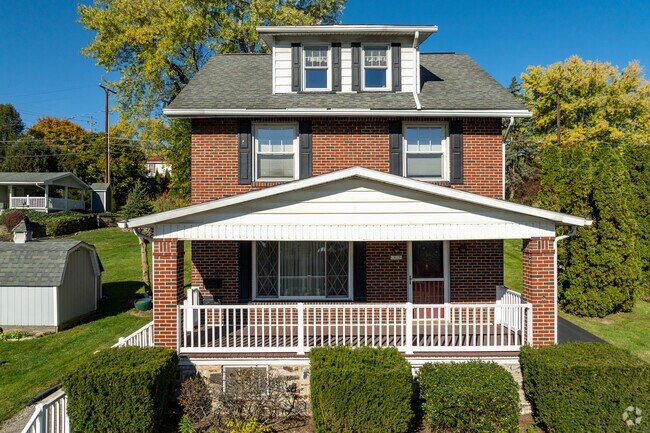 Many streets in Fairview have large American Foursquare homes.
