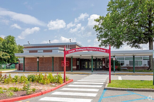 George Washington Elementary School has 419 students in grades K-5.