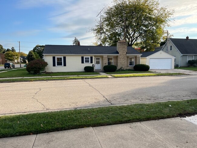 801 Wolff St unit Home, Racine, WI 53402 - photo 2