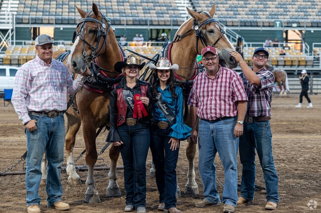 Rodeo Queens pose in front of horses at Days of ’47.