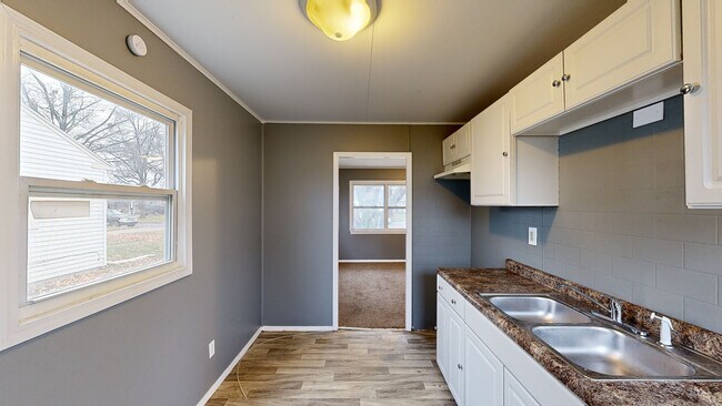 401 Mayfair Blvd, Toledo, OH 43612 - photo 2