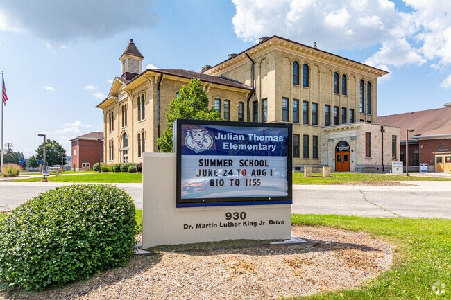 Julian Thomas Elementary School serves about 571 students in Racine, WI.