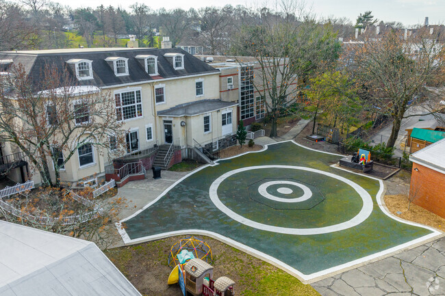 Wander through the peaceful campus with The Ellis School.