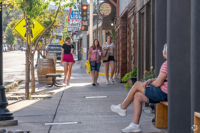 Midtown Ruidoso, just a few minutes from Alto, boasts a bustling lifestyle with unique boutiques and local charm.